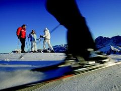 Lyžaři v Dolomitech