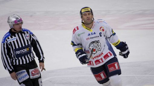Hokejista Liberce Petr Nedvěd v utkání se Zlínem v 19. kole Tipsport extraligy 2012/13.