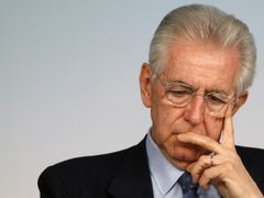 Zatímco za vítěze voleb lze prohlásit hned tři politiky, jednoznačným poraženým je jediný: Mario Monti.