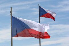 Češi mají nejradši Slováky, Poláky, Němce a sami sebe. Zlepšují se vztahy k Rusům