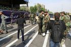 Ozbrojenci zaútočili na vojenskou přehlídku v Íránu, zabili 29 lidí. Teherán viní USA