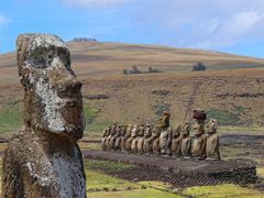 Obří sochy moai na Velikonočním ostrově (Rapa Nui).