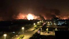 Dva mohutné výbuchy nebezpečného materiálu ve středu pozdě večer otřásly čínským přístavním velkoměstem Tchien-ťin.