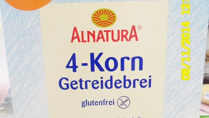 Atropin obsahovala dětská kaše Alnatura 4-zrnná nemléčná obilná kaše, 250 gramů, výrobní šarže 14.152.1 s datem minimální trvanlivosti do 30. listopadu 2015.