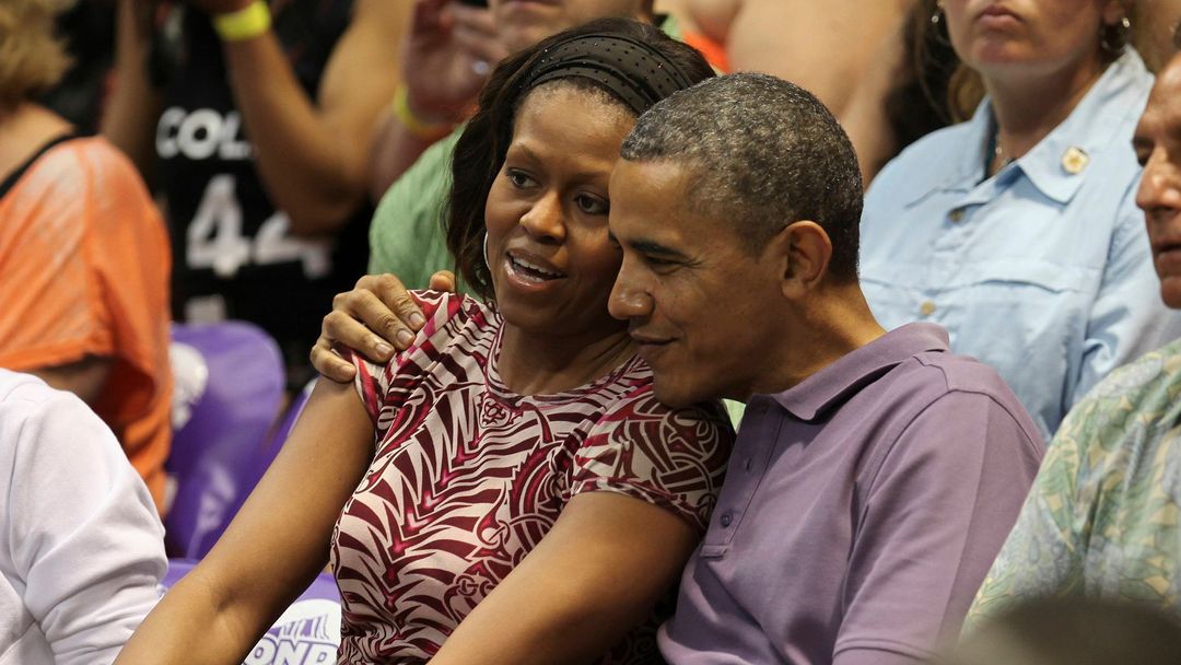 Michelle Obamová a Barack Obama na basketbalovém utkání.