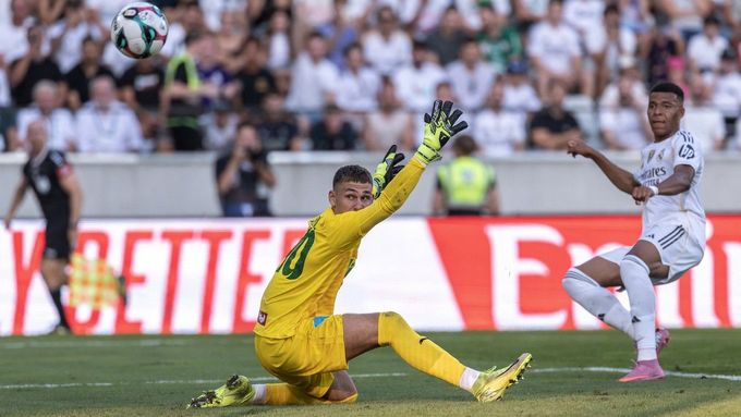 Adam Stejskal inkasuje od Kyliana Mbappého gól v přípravném střetnutí Innsbrucku s Realem Madrid.