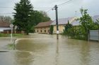 Nával deště zatopil Slavkov, varování před bouřemi trvá