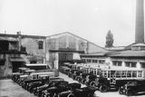 První autobusová garáž Rustonka (1925).