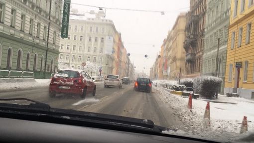 Vrstva uježděného sněhu znesnadňuje řízení i na pražské magistrále
