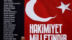 Muž prochází okolo baneru na Taksimském náměstí v Isanbulu. Nese jména zabitých civilistů a policistů, kteří zemřeli při snaze zabránit pokusu o převrat