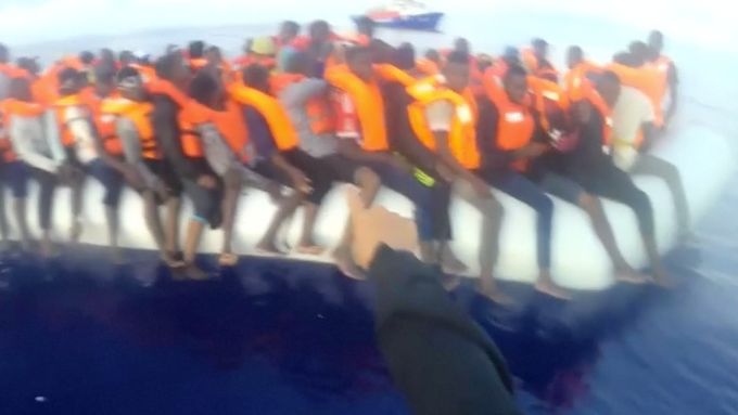 Několik dní čeká 230 migrantů na lodi Lifeline. Itálie ani Malta je nechtějí pustit do svých přístavů.