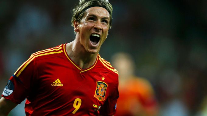 Fernando Torres slaví třetí gól ve finálovém zápase
