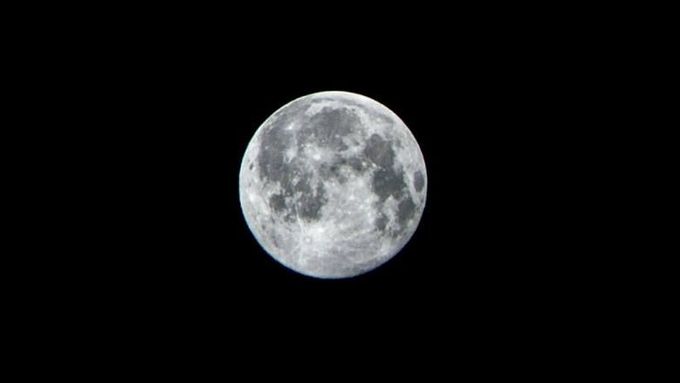 Snímek Měsíce, který fotograf Michal Zigo pořídil mobilním telefonem.