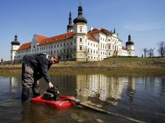 Dobrovolní hasiči 8. dubna nadále odčerpávali vodu z laguny, která se vytvořila rozlitím řeky Moravy před vojenskou nemocnici Klášterní Hradisko v Olomouci.