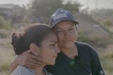 Rosa a Mariza pocházejí ze Salvadoru, kde se připojily ke karavaně uprchlíků mířící do USA. "Neměly jsme jinou možnost, musely jsme utéct. Zamilovaly jsme se do sebe, ale za nebezpečné situace, protože jsme obě pocházely z různých oblastí, které ovládaly dva různé gangy. Bylo příliš nebezpečné se navzájem navštěvovat. Navíc je v Salvadoru nebezpečné otevřeně přiznat, že jste homosexuál," říkají.