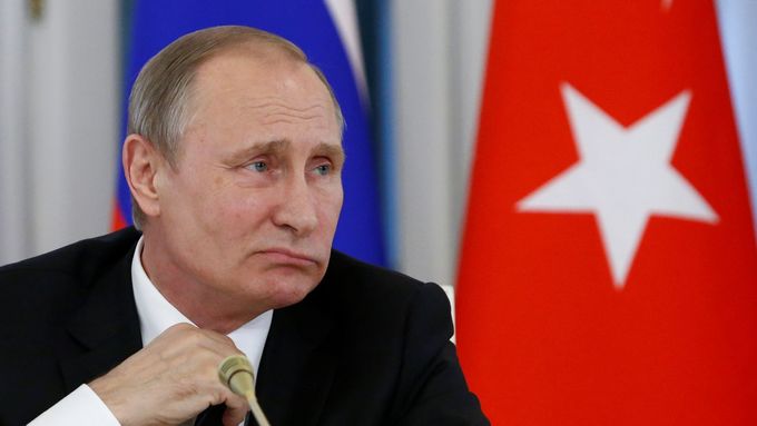 Putin na tiskové konferenci po jednání s Erdoganem v Petrohradě.