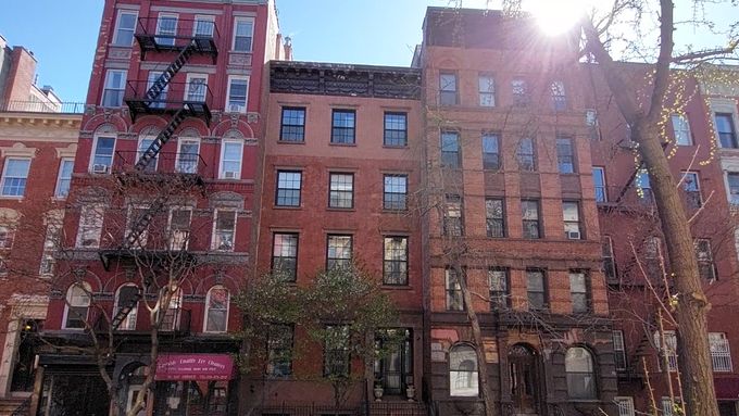 Newyorský nenápadný dům na East Village zažil hned několik neobyčejných životů