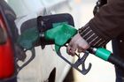 Nafta stojí poprvé od roku 2015 stejně jako benzin, prodává se v průměru za 33,75 Kč
