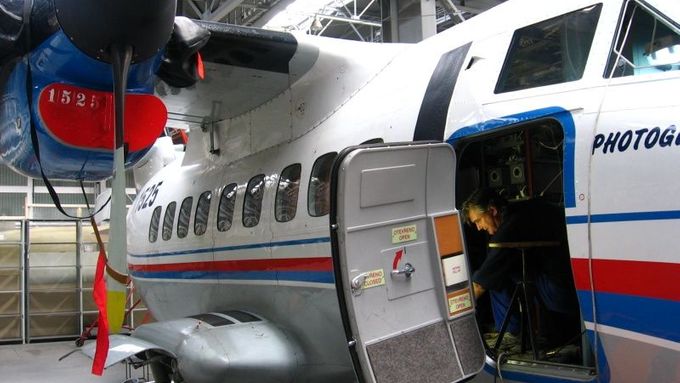 Tady pracovníci opravují stroj s proskleným nosem určeným na pozorování a fotografování ze vzduchu. Oprava pozorovací "fotoverze" letounu L-410