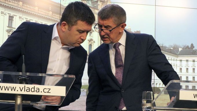 A teď po důvěře rozvrátíme ještě finance. Vicepremiér Jan Hamáček (ČSSD) a premiér Andrej Babiš (ANO) na tiskové konferenci vlády.