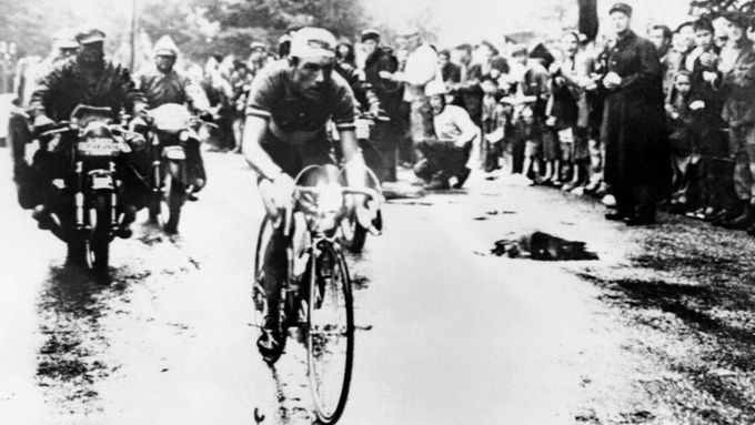 Charly Gaul při svém nejslavnějším kousku, vítězství v deštivé 21. etapě Tour de France 1958