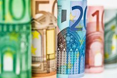 Euro pokračuje v propadu, kurz se brzy vyrovná dolaru