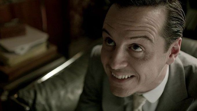 Andrew Scott jako Moriarty v seriálu Sherlock.