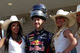 Sebastian Vettel titul mistra světa už doobhajoval a formulí 1 se do odchodu z Red Bullu už jen baví.