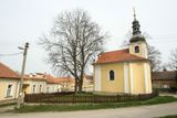 Kaple Panny Marie uprostřed obce.