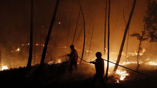Firefighters attempt to extinguish a forest fire burning in Ribeira do Farrio, near Ourem September 3, 2012. According to the civil defence, over 1,700 firefighters have been mobilized to tackle more than 10 forest fires currently active in Portugal. A man died and three people were injured so far. REUTERS/Rafael Marchante (PORTUGAL - Tags: DISASTER ENVIRONMENT) Published: Zář. 4, 2012, 12:31 dop.
