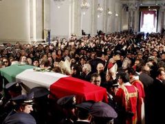 Pohřeb italského policisty Filippa Racitiho, který byl zabit fanoušky při pátečním sicilském fotbalovém derby, v katedrále v Catanii.