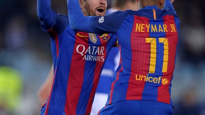 Lionel Messi slaví s Neymarem vyrovnávací branku.