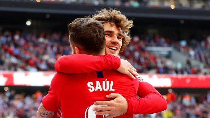 Saúl a Antoine Griezmann oslavují těsné vítězství nad Realem Valladolid.