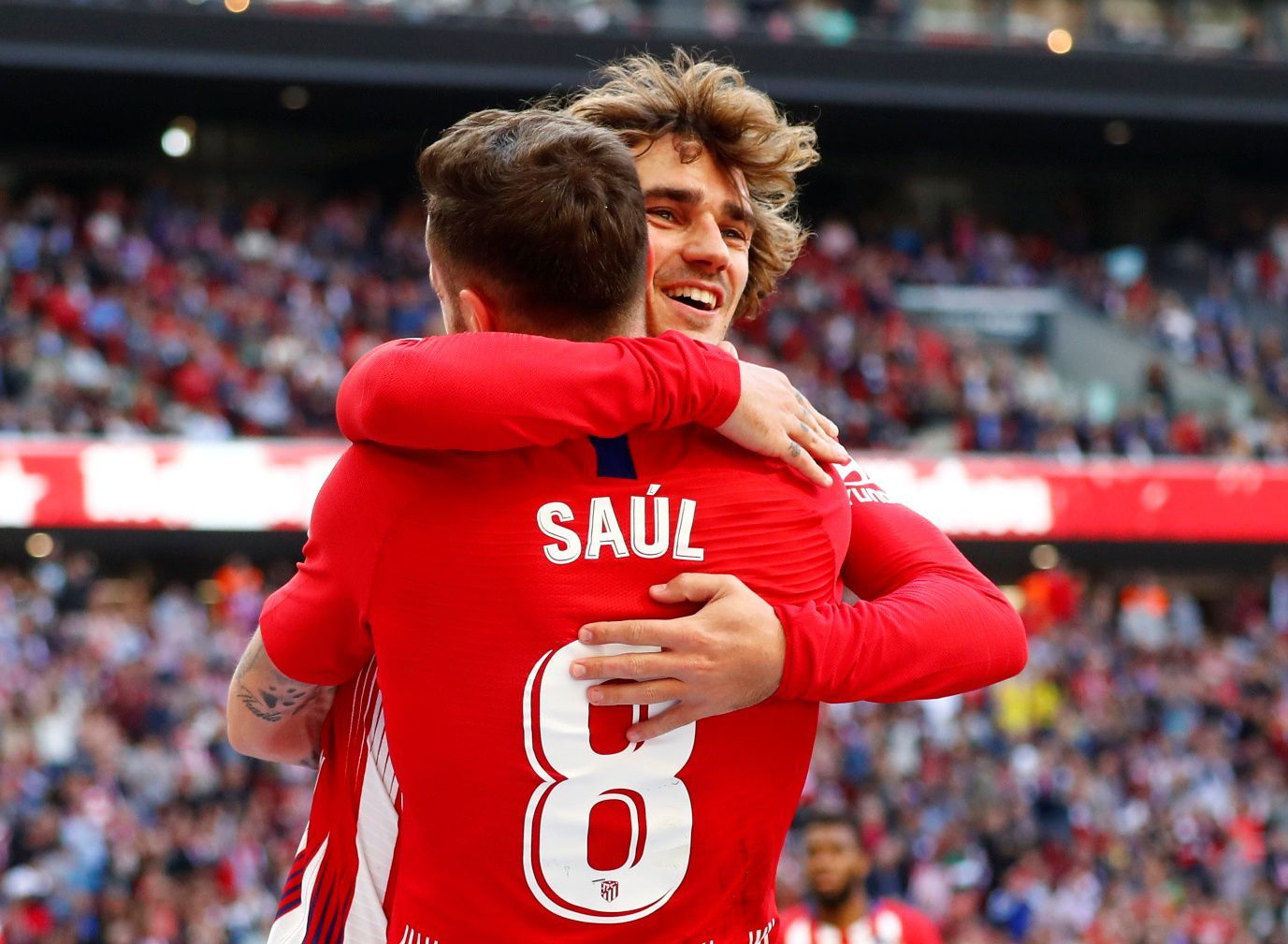 35. kolo španělské fotbalové ligy, Atlético Madrid - Real Valladolid: Saúl a Antoine Griezmann oslavují gól domácích.
