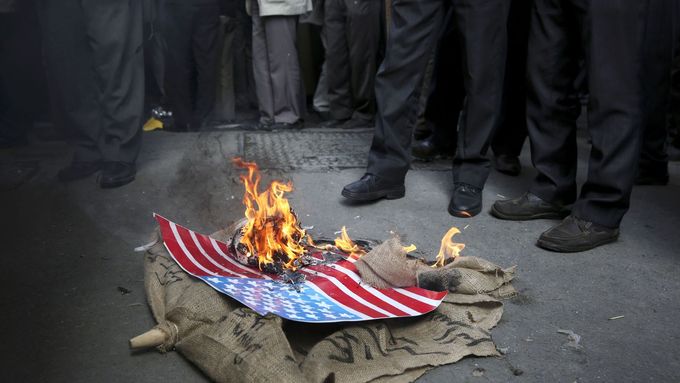 Protiamerické protesty v Íránu.