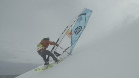 Muž sjel zasněženou sopku Riširi na windsurfingovém prkně