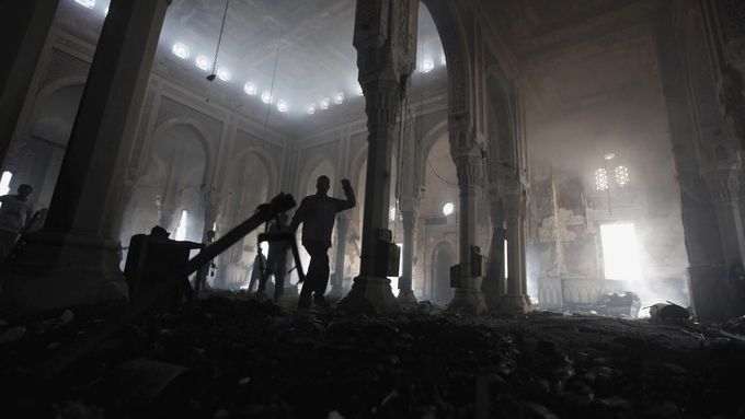 Vypálená mešita Rábaa al-Adavíja v Káhiře.