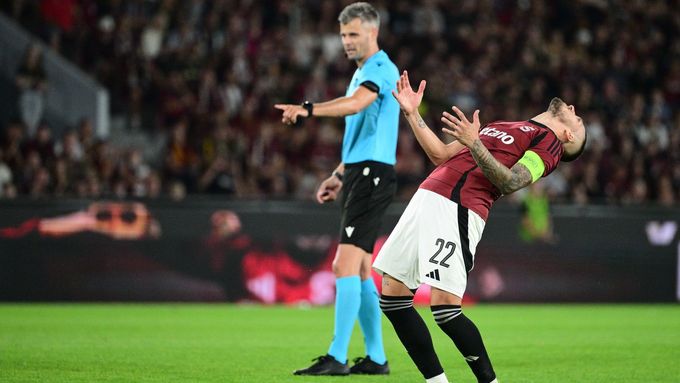 Lukáš Haraslín v utkání s Rigou