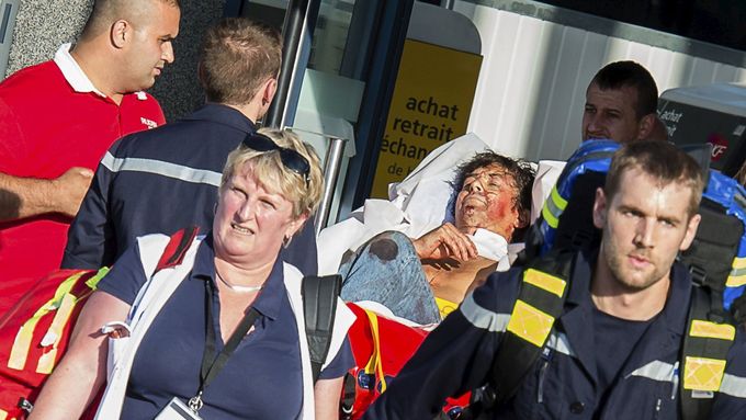 Francouzští záchranáři transportují jednu z obětí střelby v rychlovlaku.
