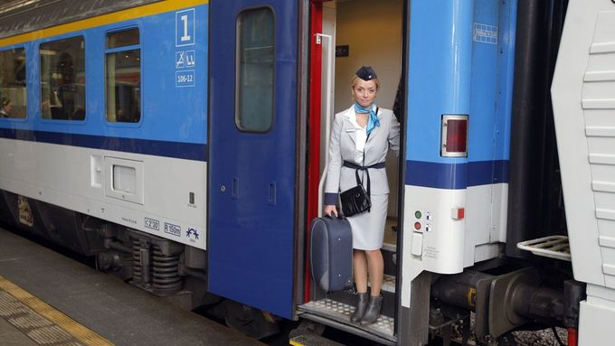 České dráhy loni poprvé od oddělení nákladní dopravy dosáhly zisku, úspory pokračují.