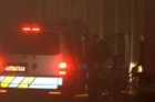 Obrazem: Mocný šéf fotbalu Pelta odjíždí uprostřed noci v policejní eskortě ze sídla asociace