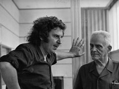 Mikis Theodorakis (vlevo) a jeho otec Giorgios v aténském studiu, 1974.
