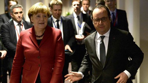 Francouzský prezident Hollande a německá kancléřka Merkelová před summitem v Bruselu.