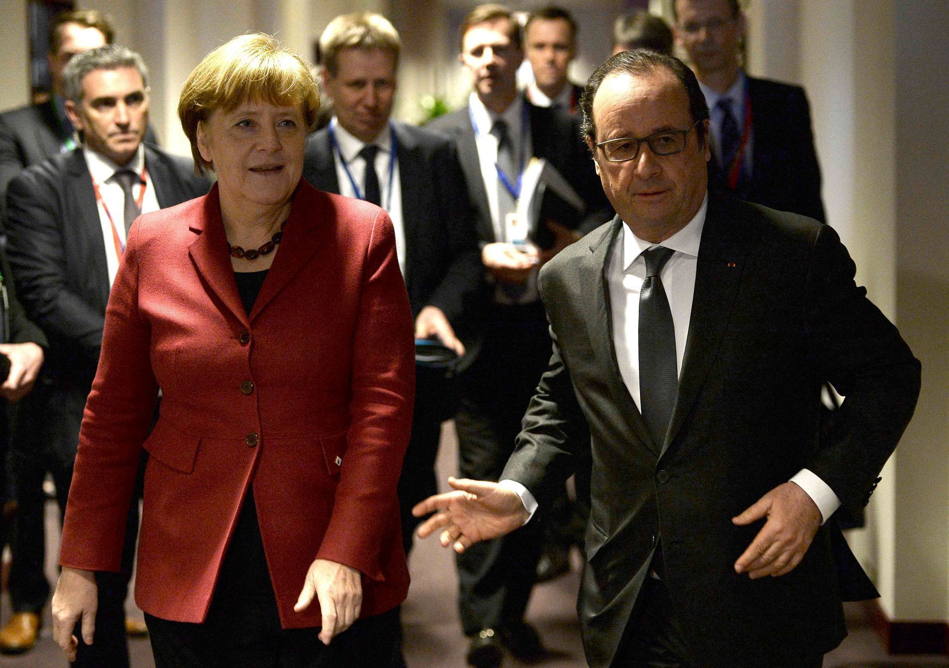 Francouzský prezident Hollande a německá kancléřka Merkelová před summitem v Bruselu.