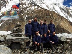 Společné foto české expedice na K2 v roce 2007: Milan Sedláček je v druhé řadě první zleva.