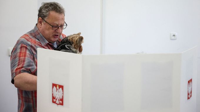 Poláci hlasují v komunálních a regionálních volbách.