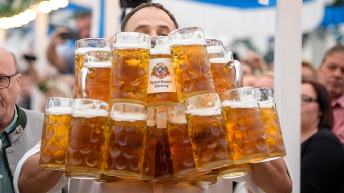 Oliver Strümpfel na slavnosti v dolnobavorském Abensbergu překonal vlastní rekord v nošení litrových sklenic piva. Na 40 metrů bezpečně donesl 29 tzv. mázů.