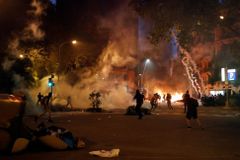 Demonstranti zaútočili v Barceloně na policisty, po potyčkách zůstalo 62 zraněných
