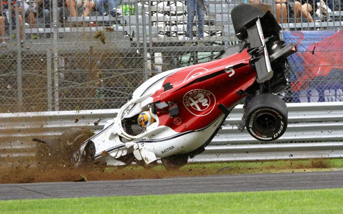 Havárie Sauberu Marcuse Ericssona v druhém pátečním tréninku v Monze.