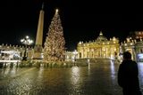 Prázdné náměstí sv. Petra před nejslavnější křesťanskou bazilikou ve Vatikánu